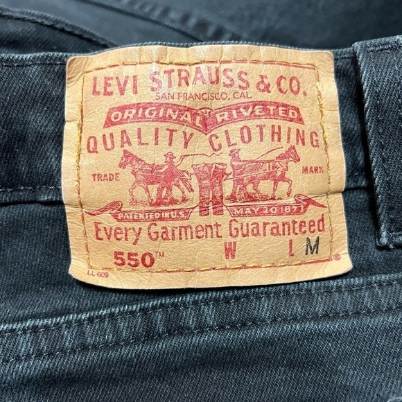 Levi’s Vintage 550 Distressed High Rise Relaxed Fit Tapered Mom Jeans Size 32 - Picture 13 of 16